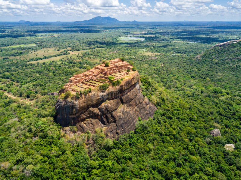 Вид с воздуха сверху Sigiriya или утеса льва, древней крепости, дворца с terracesin Dambulla, Шри-Ланка стоковое фото